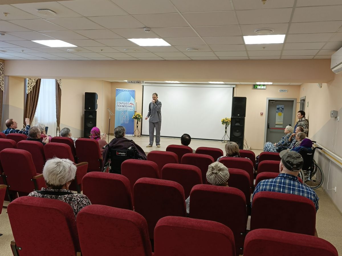 Получателей социальных услуг Ичалковского дома-интерната для престарелых и инвалидов порадовал своим музыкальным выступлением Денис Гениятулин